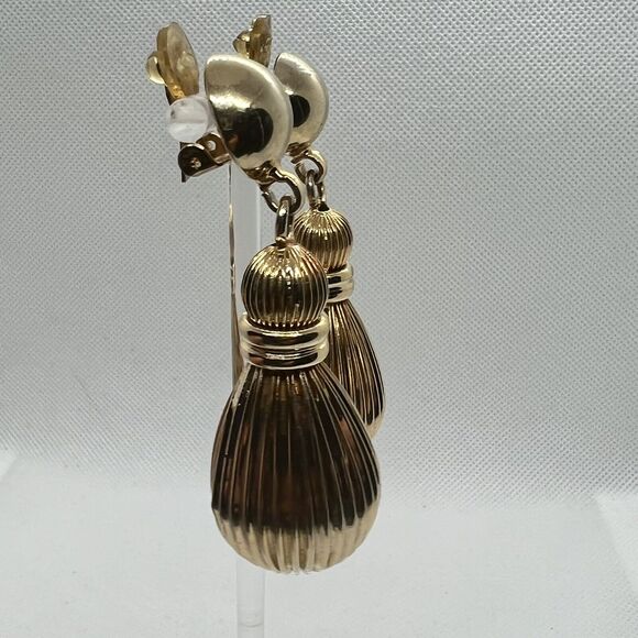 Gold Tone Fluted Teardrop Dangle Clip On Earrings Runway Fabulous Statement Drag - Picture 4 of 6